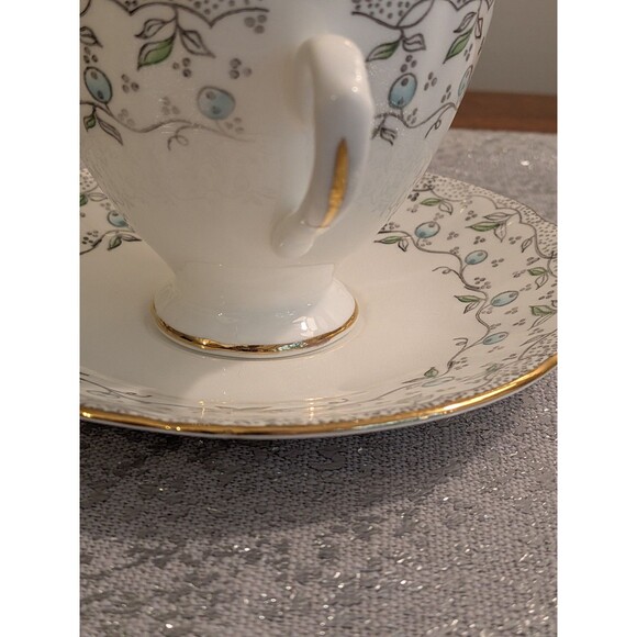 English Castle Bone China Vtg Footed Teacup & Saucer Blueberry Leaf Gold Trim - Picture 3 of 11